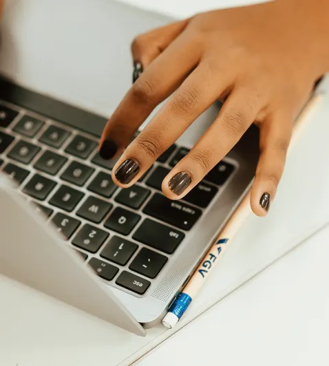 Mão no notebook
