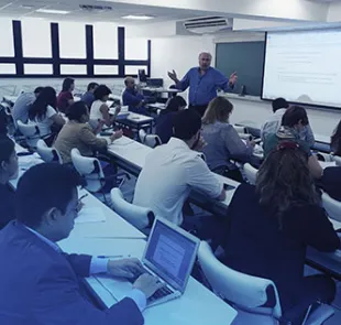 Lançamento de turma do Programa de Graduação em Administração de Empresas com aulas totalmente em inglês.
